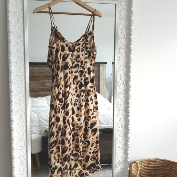 🆕 Silky Leopard print dress - Picture 8 of 13